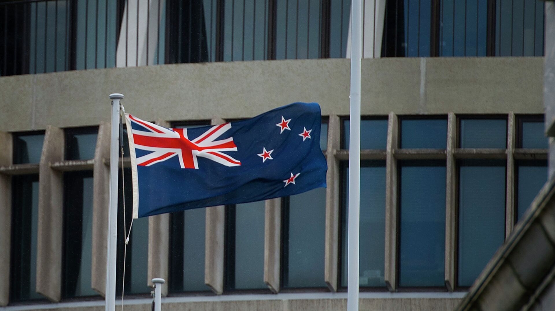 The New Zealand flag flutters outside Parliament buildings in Wellington in Wellington on October 29, 2014 - Sputnik International, 1920, 30.01.2022