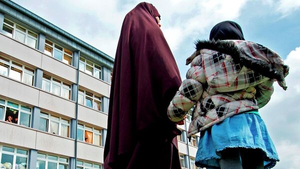 A woman and her child stand in front of the reception center for refugees in Schneeberg, eastern Germany. - Sputnik International