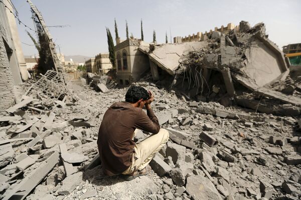 A guard sits on the rubble of the house of Brigadier Fouad al-Emad, an army commander loyal to the Houthis, after air strikes destroyed it in Sanaa, Yemen June 15, 2015 A guard sits on the rubble of the house of Brigadier Fouad al-Emad, an army commander loyal to the Houthis, after air strikes destroyed it in Sanaa, Yemen June 15, 2015 - Sputnik International