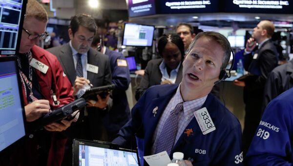 Robert Charmak, right, works with fellow traders on the floor of the New York Stock Exchange, Wednesday, June 10, 2015 - Sputnik International