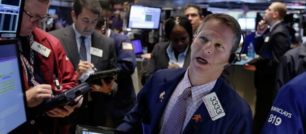Robert Charmak, right, works with fellow traders on the floor of the New York Stock Exchange, Wednesday, June 10, 2015 - Sputnik International