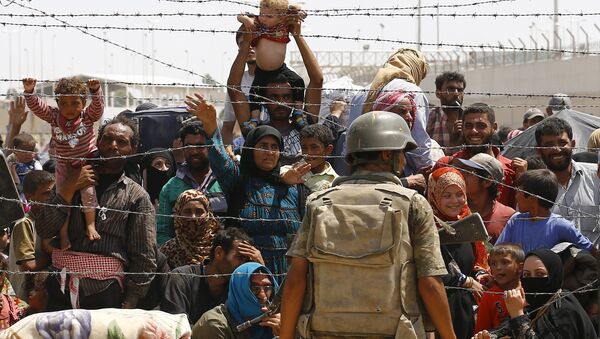 Syrian refugees wait behind the border fences to cross into Turkey at Akcakale border gate in Sanliurfa province, Turkey, June 15, 2015 - Sputnik International