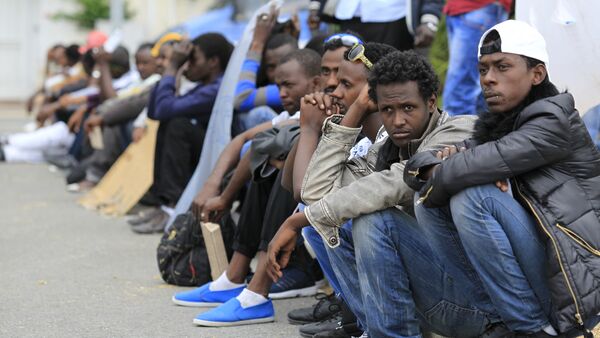 Migrants wait at the border between Italy and France in the city of Vintimiglia on June, 12, 2015 - Sputnik International