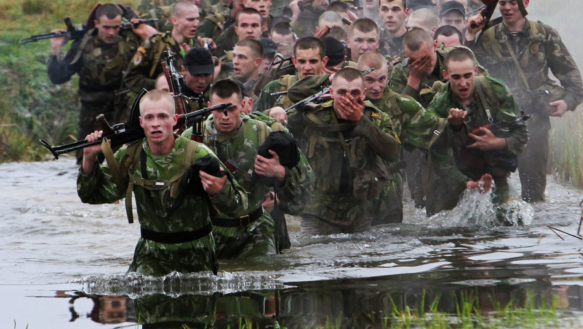 Военный стресс. Стресс военнослужащих. Солдаты на марш броске. Солдат под дождем российский. Марш бросок спецназ.