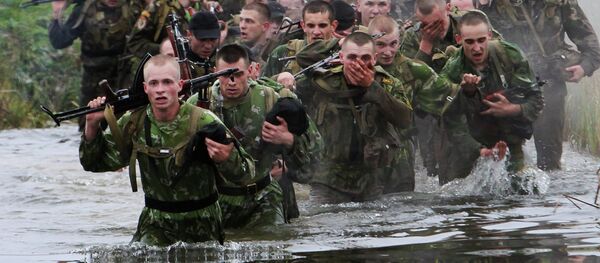 Belarusian special operations soldiers overcoming an obstacle course during qualification competitions for the right to wear maroon berets, the Belarus Interior Ministry's trianing center outside Minsk - Sputnik International