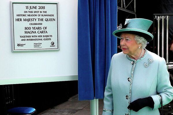 Britain's Queen Elizabeth II unveils a plaque at Runnymede, England, during a commemoration ceremony Monday June 15, 2015, to celebrate the 800th anniversary of Magna Carta. Britain's Queen Elizabeth II unveils a plaque at Runnymede, England, during a commemoration ceremony Monday June 15, 2015, to celebrate the 800th anniversary of Magna Carta. - Sputnik International