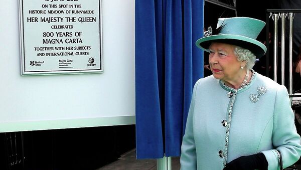 Britain's Queen Elizabeth II unveils a plaque at Runnymede, England, during a commemoration ceremony Monday June 15, 2015, to celebrate the 800th anniversary of Magna Carta. - Sputnik International