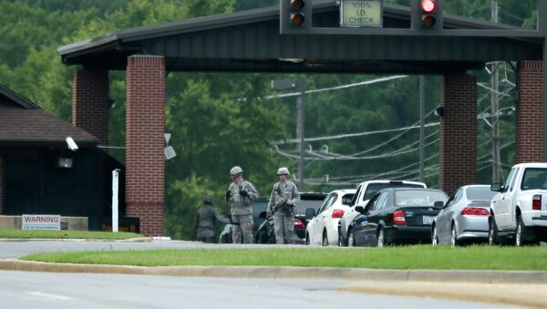 US air Force security personell patrol near stopped traffic entering the front gate at Little Rock Air Force Base in Jacksonville, Ark., Wednesday, July 23, 2014 - Sputnik International