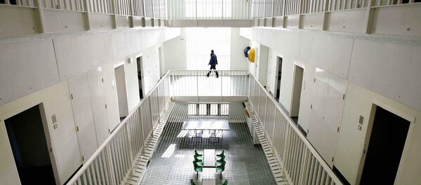 A security guard walks around the long-term wing at the new Colnbrook Immigration Removal Centre near London's Heathrow Airport - Sputnik International
