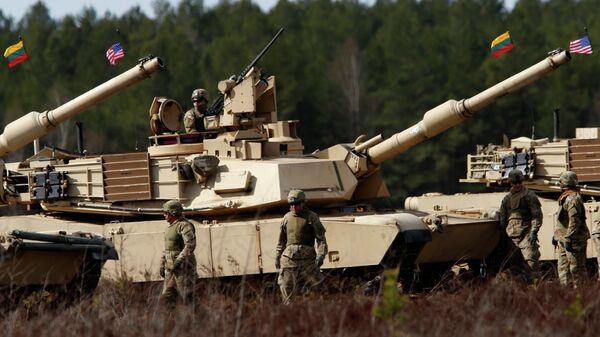 US soldiers from the 2nd Battalion, 1st Brigade Combat Team, 3rd Infantry Division at the M1A2 Abrams battle tank during a military exercise at the Gaiziunu Training Range in Pabrade some 60km.(38 miles) north of the capital Vilnius, Lithuania, Thursday, April 9, 2015 - Sputnik International