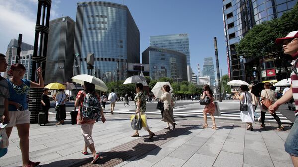 People use parasols to keep from scorching heat in Tokyo, Tuesday, July 17, 2012 - Sputnik International