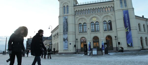 People walk past the Nobel Peace center in Oslo, Norway, Sunday Dec. 9, 2012 - Sputnik International