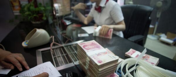This picture taken on September 24, 2014 shows a worker of an Industrial and Commercial Bank of China Ltd (ICBC) branch counts money as she serves a customer in the China (Shanghai) Pilot Free Trade zone during a media trip This picture taken on September 24, 2014 shows a worker of an Industrial and Commercial Bank of China Ltd (ICBC) branch counts money as she serves a customer in the China (Shanghai) Pilot Free Trade zone during a media trip - Sputnik International