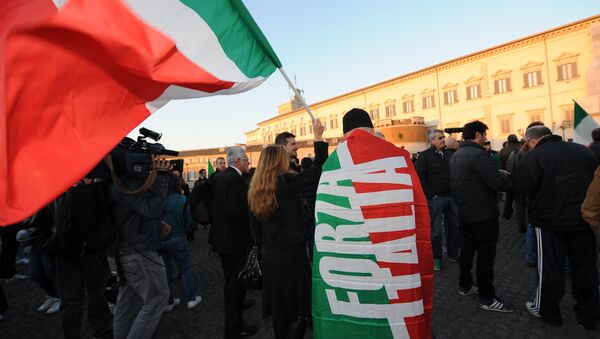 Right-wing supporters wave Italian flags in front of the Quirinale, the presidential palace where formal consultations ahead of the formation of a new cabinet take place on November 13, 2011 in Rome - Sputnik International