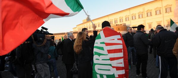 Right-wing supporters wave Italian flags in front of the Quirinale, the presidential palace where formal consultations ahead of the formation of a new cabinet take place on November 13, 2011 in Rome - Sputnik International