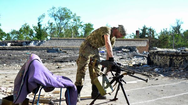 Serviceman of Ukrainian volonteers battalion of Donbass prepares a machine gun on the positions near the village of Shirokine, Donetsk region on June 6, 2015 - Sputnik International