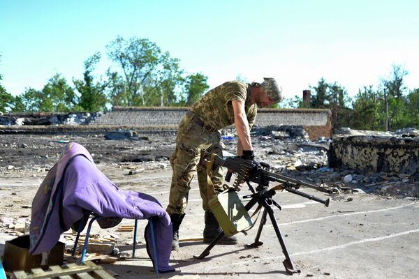 Serviceman of Ukrainian volonteers battalion of Donbass prepares a machine gun on the positions near the village of Shirokine, Donetsk region on June 6, 2015 - Sputnik International