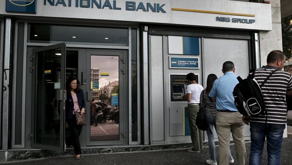 People line up at an ATM machine outside a National Bank branch in Athens - Sputnik International