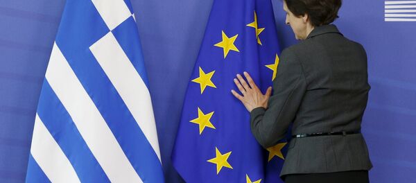 A worker adjusts flags ahead of the meeting between Greek Prime Minister Alexis Tsipras and European Commission President Jean-Claude Juncker at the EU Commission headquarters in Brussels, Belgium, June 3, 2015 A worker adjusts flags ahead of the meeting between Greek Prime Minister Alexis Tsipras and European Commission President Jean-Claude Juncker at the EU Commission headquarters in Brussels, Belgium, June 3, 2015 - Sputnik International