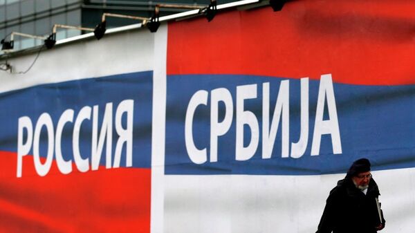 A man passes by a billboards reading 'Russia' , left and 'Serbia' in Belgrade, Serbia. - Sputnik International