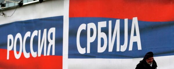 A man passes by a billboards reading 'Russia' , left and 'Serbia' in Belgrade, Serbia. - Sputnik International