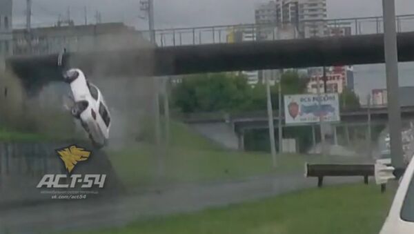 Porsche goes airborne on russian highway - Sputnik International