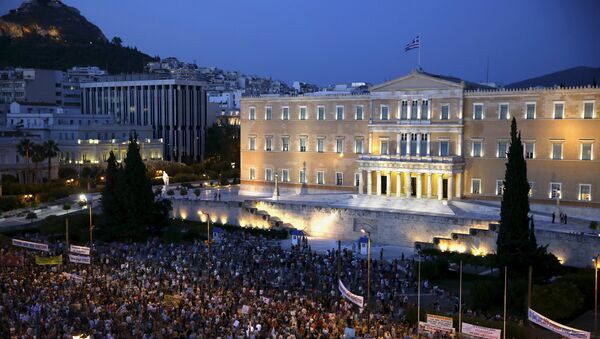 Protesters gather in front of the parliament during a pro-government rally calling on Greece's European and International Monetary creditors to soften their stance in the cash-for-reforms talks in Athens, June 17, 2015. - Sputnik International