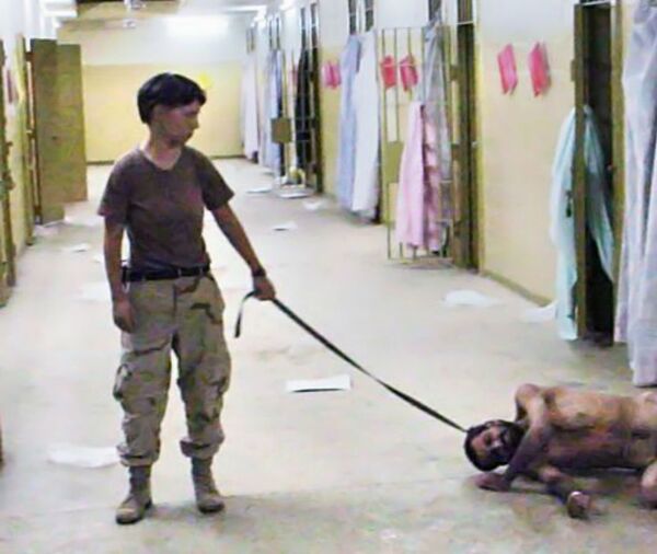 Specialist Lynndie England abusing an inmate in Abu Ghraib. England was sentenced to three years in prison and dishonorably discharged from the Army. - Sputnik International