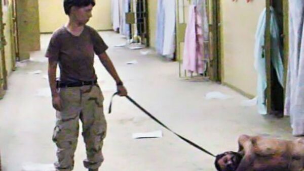 Specialist Lynndie England abusing an inmate in Abu Ghraib. - Sputnik International