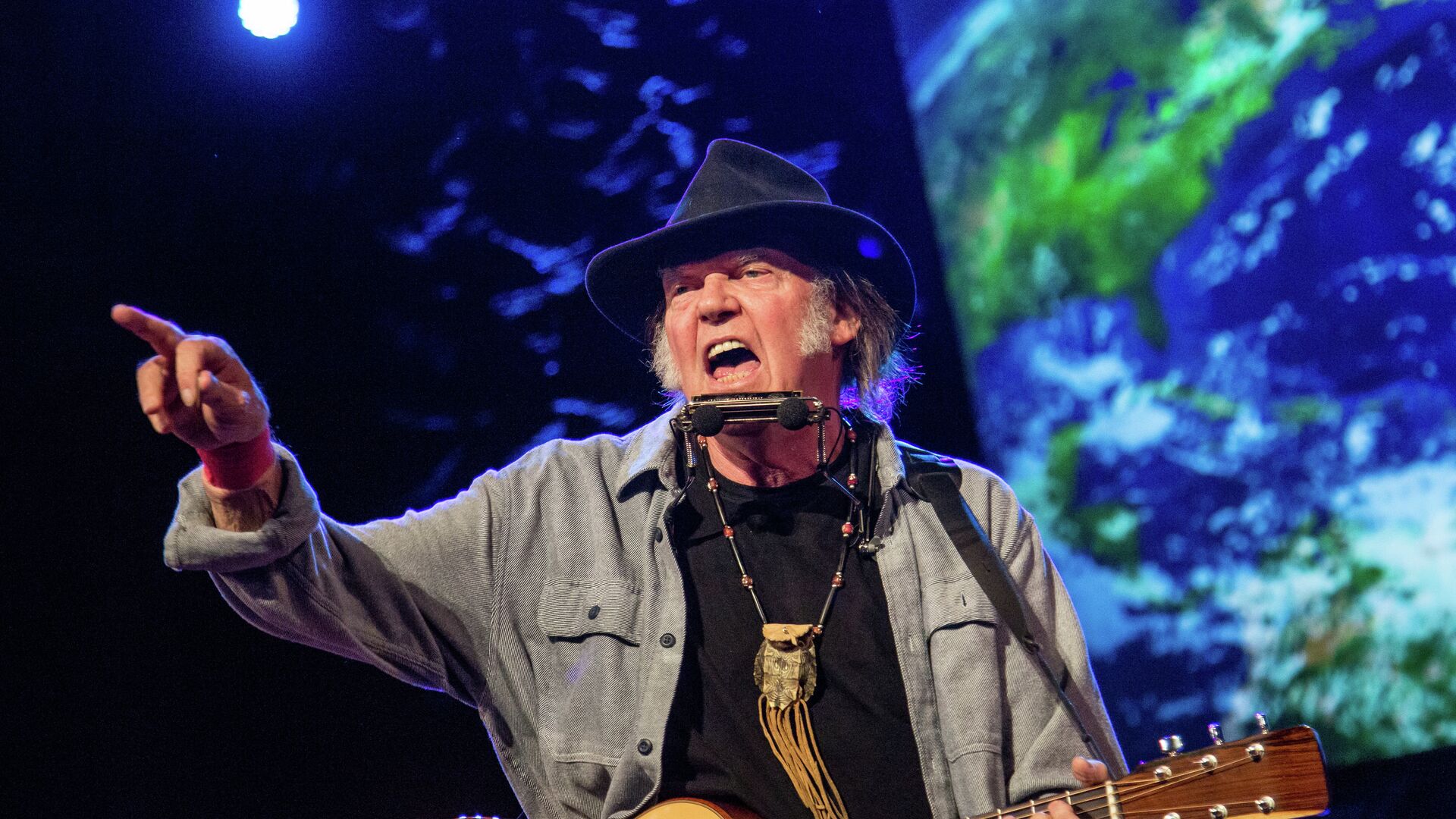 Neil Young to Trump: Don’t You Dare Play My Music, I’m Backing Bernie! - Sputnik International, 1920, 03.02.2022