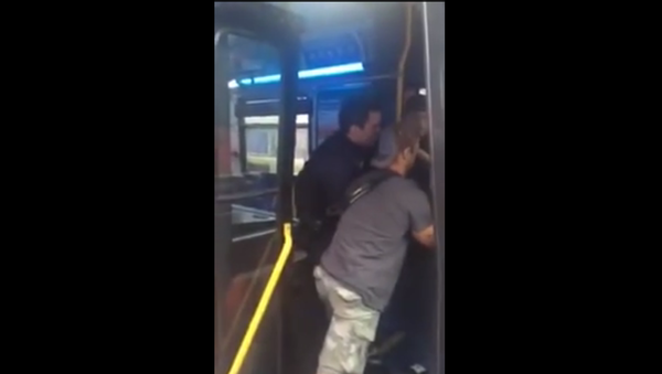 WATCH: Police Pepper Spray Man on DC Metro for Not Paying Part of Bus Fare - Sputnik International