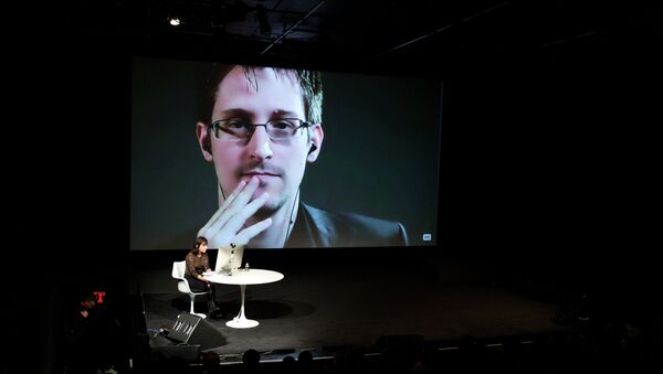 Edward Snowden talks with Jane Mayer via satellite at the 15th Annual New Yorker Festival on Saturday, Oct. 11, 2014 in New York - Sputnik International