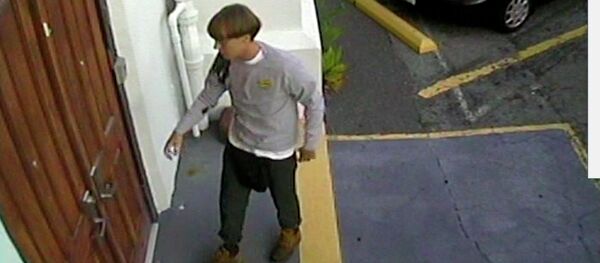 A suspect which police are searching for in connection with the shooting of several people at a church in Charleston, South Carolina is seen in a still image from CCTV footage released by the Charleston Police Department June 18, 2015 A suspect which police are searching for in connection with the shooting of several people at a church in Charleston, South Carolina is seen in a still image from CCTV footage released by the Charleston Police Department June 18, 2015 - Sputnik International
