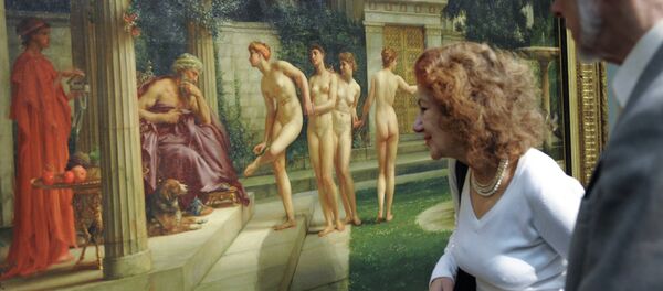 Visitors of the exhibition Images of History in the European Art of the 19th Century looking at Edward Poynter's Visit to the Aesculipius - Sputnik International