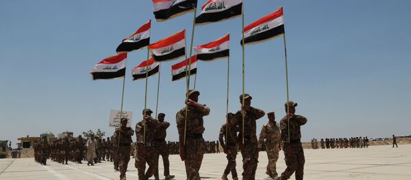 Sunni tribal volunteers with national flags march during their graduation ceremony. - Sputnik International