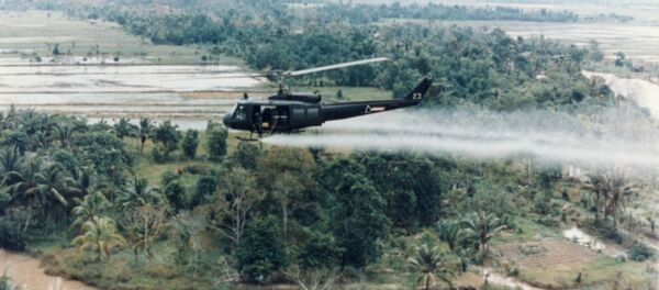 US Army helicopter sprays Agent Orange over Vietnamese fields. - Sputnik International