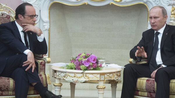 Russian President Vladimir Putin (right) and French president Francois Hollande - Sputnik International