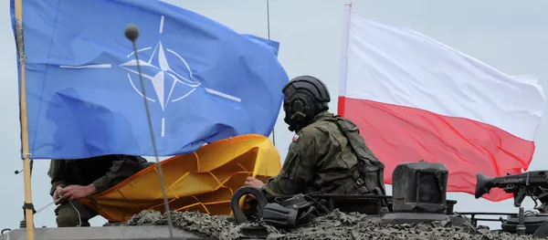 Soldaten der polnischen Armee überprüfen ihren Panzer nach der NATO-Übung „Noble Jump“ auf einem Übungsgelände in der Nähe von Swietoszow Zagan, Polen, Donnerstag, 18. Juni 2015 - Sputnik International