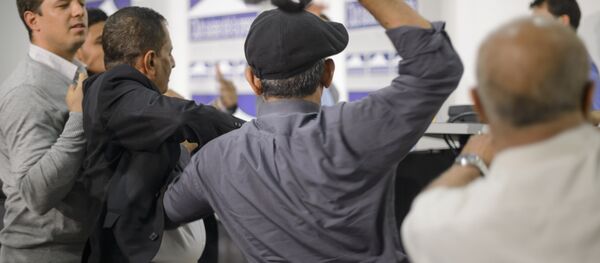 A representative of South Yemen throw a shoe at members of a rebel delegation during clashes at a press conference on Yemen peace talks in Geneva on June 18, 2015 A representative of South Yemen throw a shoe at members of a rebel delegation during clashes at a press conference on Yemen peace talks in Geneva on June 18, 2015 - Sputnik International