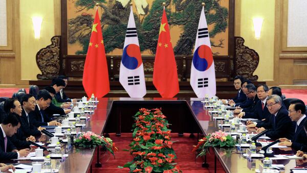 Chinese Premier Wen Jiabao (2nd L) and South Korea's President Lee Myung-bak (2nd R) attend a bilateral meeting during the fifth trilateral summit between China, South Korea and Japan at the Great Hall of the People in Beijing on May 13, 2012 - Sputnik International