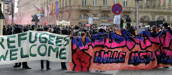 Countermarchers protest against a rally of the initiative Widerstand Ost/West (Resistance East/West, WOW), a union of right-wing nationalists, Islamophobes and hooligans, on June 20, 2015 in Frankfurt am Main, western Germany - Sputnik International