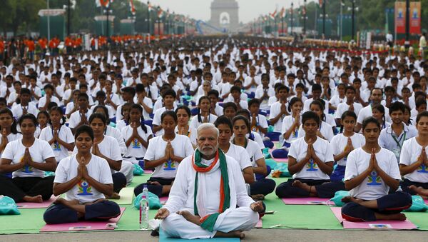  India's Prime Minister Narendra Modi performs yoga with others to mark the International Day of Yoga, in New Delhi, India, June 21, 2015 - Sputnik International