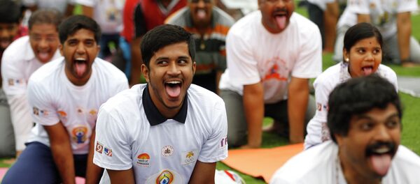 Indians perform yoga at an event to celebrate the International Yoga Day in Bangalore, India, Sunday, June 21, 2015 - Sputnik International