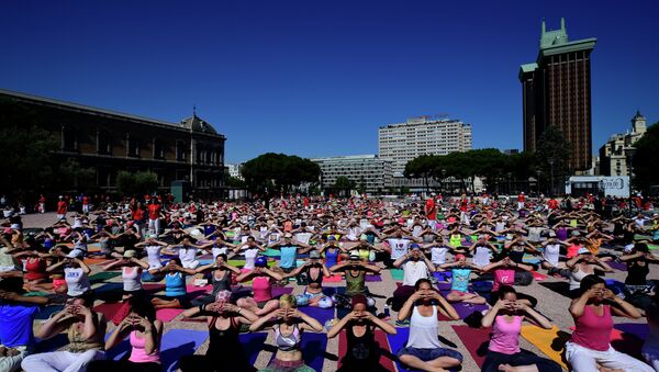 Participants take part in a mass yoga session to mark International Yoga Day at Colon square in Madrid on June 21, 2015 - Sputnik International