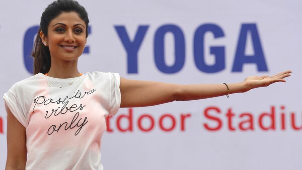 Bollywood film actress, Shilpa Shetty Kundra performs yoga on stage during International Day of Yoga in Bangalore on June 21, 2015 - Sputnik International