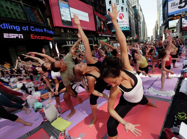 Thousands of New Yorkers are marking the first day of summer by practicing yoga in Times Square - Sputnik International