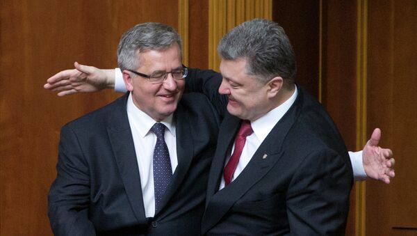 Ukraine's President Petro Poroshenko, right, and Poland President Bronislaw Komorowski hug each other after Komorowski addressed to lawmakers in Parliament in Kiev, Ukraine - Sputnik International