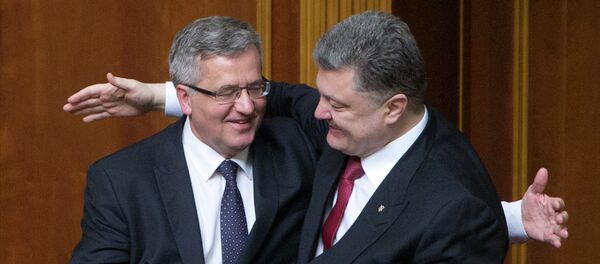 Ukraine's President Petro Poroshenko, right, and Poland President Bronislaw Komorowski hug each other after Komorowski addressed to lawmakers in Parliament in Kiev, Ukraine - Sputnik International