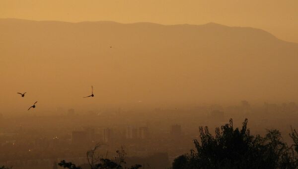 A smoggy Santiago sunset. - Sputnik International