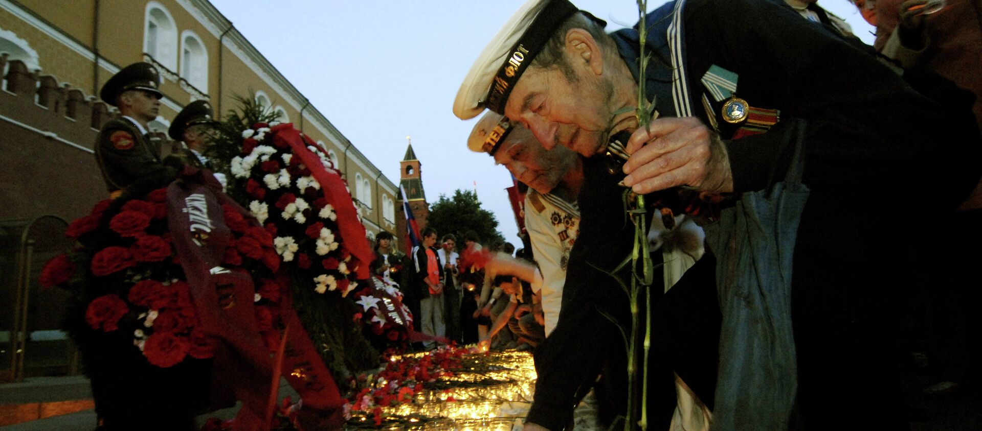 Laying flowers and wreaths to the Eternal Fire at the Unknown Soldier Tomb - Sputnik International, 1920, 25.04.2016